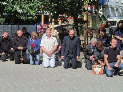 Чернівецького розвідника, що загинув на Сході, проводжали на цвинтар навколішки (ФОТО)