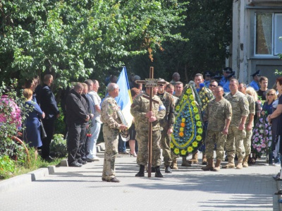 Чернівецького розвідника, що загинув на Сході, проводжали на цвинтар навколішки (ФОТО)