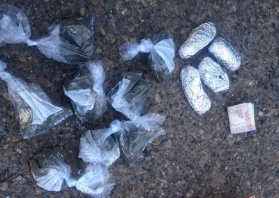 Поліція затримала трьох буковинців, які їхали до Чернівців, щоб продати наркотики
