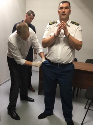 Начальника митного поста аеропорту Київ спіймали на хабарі - Матіос