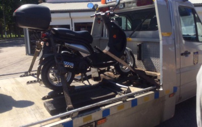 Поліція в Чернівцях затримала водія, який без шолома і водійських прав катався на скутері