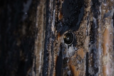 У Чернівцях невідомі вночі підпалили двері пенсіонерці (ФОТО)