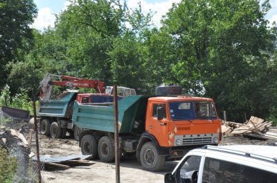 "Вночі чую, як сиплеться наш дім", - через будіництво на зсуві страждають будинки чернівчан (ФОТО)