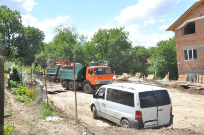 "Вночі чую, як сиплеться наш дім", - через будіництво на зсуві страждають будинки чернівчан (ФОТО)