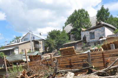 "Вночі чую, як сиплеться наш дім", - через будіництво на зсуві страждають будинки чернівчан (ФОТО)