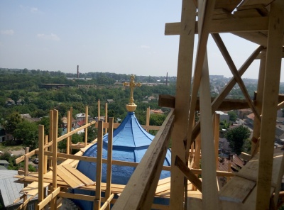 У "п’яній церкві" в Чернівцях ремонтують найбільший купол (ФОТО)