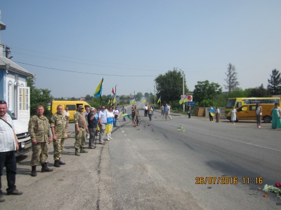 Тіло загиблого Героя зустріли на Буковині навколішки (ФОТО)