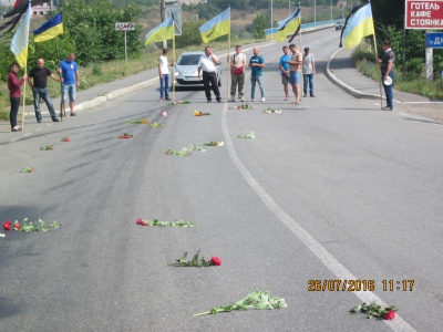 Тіло загиблого Героя зустріли на Буковині навколішки (ФОТО)