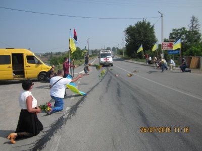 Тіло загиблого Героя зустріли на Буковині навколішки (ФОТО)