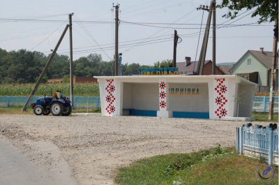 Селяни за власні кошти відремонтували автобусну зупинку неподалік Чернівців