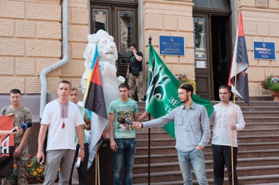 Під Чернівецькою ОДА бійці вимагають визнати добровольців учасниками АТО (ФОТО)