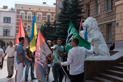 Під Чернівецькою ОДА бійці вимагають визнати добровольців учасниками АТО (ФОТО)