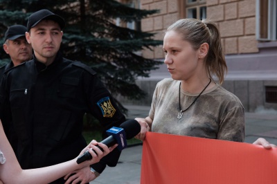 Під Чернівецькою ОДА бійці вимагають визнати добровольців учасниками АТО (ФОТО)