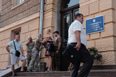 Під Чернівецькою ОДА бійці вимагають визнати добровольців учасниками АТО (ФОТО)