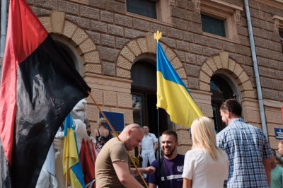 Під Чернівецькою ОДА бійці вимагають визнати добровольців учасниками АТО (ФОТО)