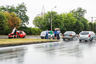 У районі Калинки в Чернівцях "Таврія" зіткнулась із Chevrolet (ФОТО)