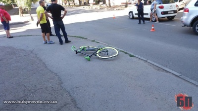 У Чернівцях позашляховик збив велосипедистку і врізався у "Фіат"