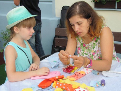 Волонтери вчили чернівчан, як із шкарпеток виготовити іграшки (ФОТО)