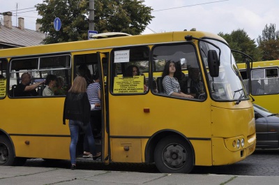 Три гривні забагато, чотири – «потолок»: чернівчани про підвищення вартості проїзду