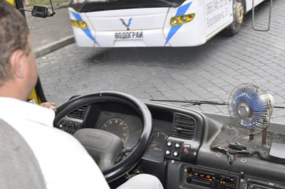 "Навіть вентилятори купуємо за свої гроші": водії маршруток у Чернівцях незадоволені умовами праці