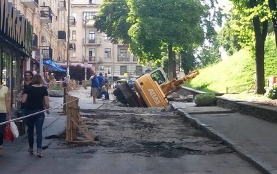 У Києві біля метро Золоті ворота під землю провалився екскаватор