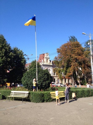 У центрі Чернівців урочисто підняли Олімпійський прапор на честь відкриття змагань
