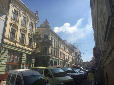 У центрі Чернівців горить будівля, - очевидці (ФОТО)
