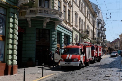 У центрі Чернівців пожежі не виявили - мешканці кажуть, що смажили шашлики