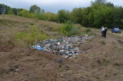 «Чиє сміття?»: на Буковині люди вийшли на протест через вантажівку, яка висипала відходи поблизу села (ФОТО)