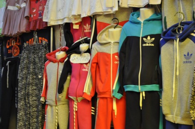 У Чернівцях на Калинці побільшало одягу від українських виробників (ФОТО)