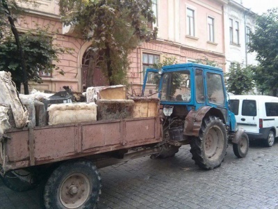 Фірма депутата Чернівецької міськради трактором вивозила сміття у контейнери сусідам (ФОТО)