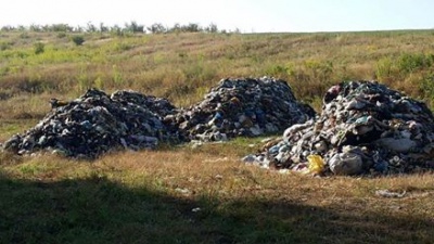 "Називали прізвища Чинуша і Гешка": нардеп розповів про збори у селі на Буковині, де невідомі викинули сміття