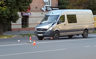 У Чернівцях мікроавтобус на "зебрі" збив жінку (ФОТО)