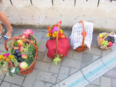 У чернівецьких храмах святять мед і кошики з фруктами (ФОТО) 