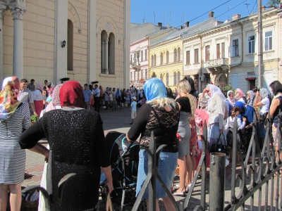 У чернівецьких храмах святять мед і кошики з фруктами (ФОТО) 