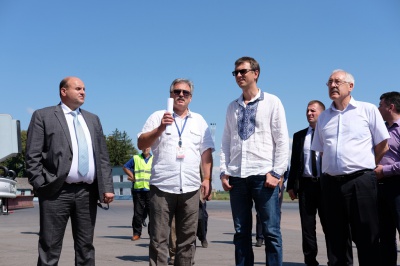 "Не МАУ єдиним": міністр обіцяє підтримувати ентузіазм директора аеропорту "Чернівці"