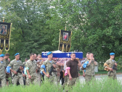 На Буковині в останню путь провели загиблого в АТО Героя (ФОТО)