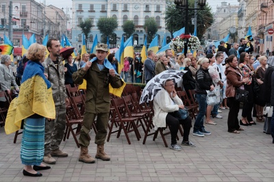 На Центральній площі Чернівців підняли Державний Прапор (ФОТО)