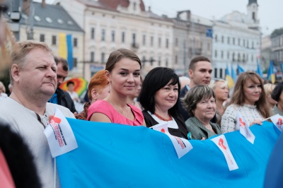 На Центральній площі Чернівців підняли Державний Прапор (ФОТО)