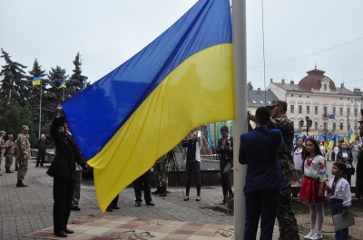 На Центральній площі Чернівців підняли Державний Прапор (ФОТО)