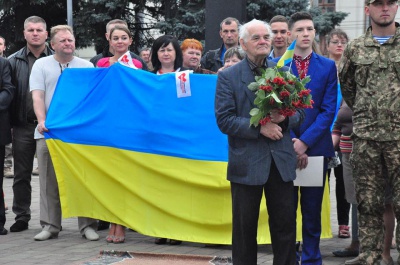 Державний прапор у Чернівцях піднімали діти загиблого бійця АТО (ФОТО)