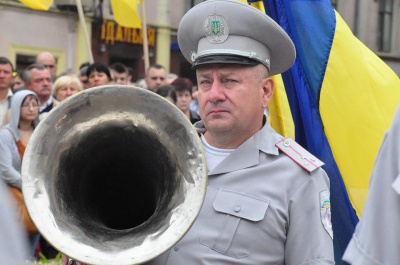 Державний прапор у Чернівцях піднімали діти загиблого бійця АТО (ФОТО)