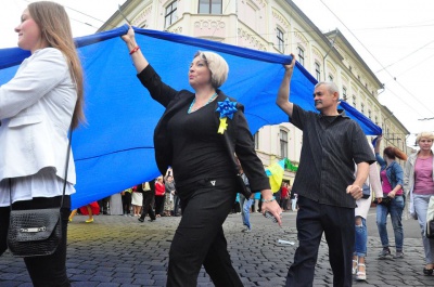 Державний прапор у Чернівцях піднімали діти загиблого бійця АТО (ФОТО)