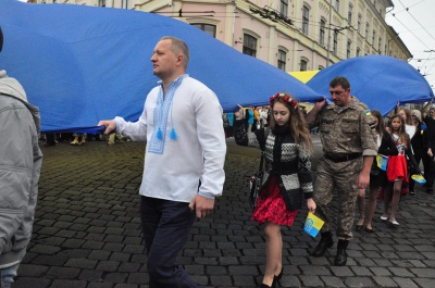 Державний прапор у Чернівцях піднімали діти загиблого бійця АТО (ФОТО)