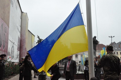 Державний прапор у Чернівцях піднімали діти загиблого бійця АТО (ФОТО)