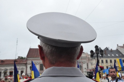 Державний прапор у Чернівцях піднімали діти загиблого бійця АТО (ФОТО)