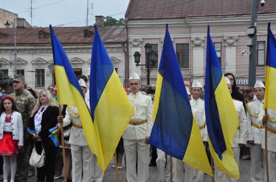 Державний прапор у Чернівцях піднімали діти загиблого бійця АТО (ФОТО)