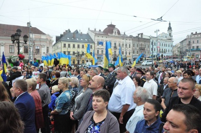 Державний прапор у Чернівцях піднімали діти загиблого бійця АТО (ФОТО)