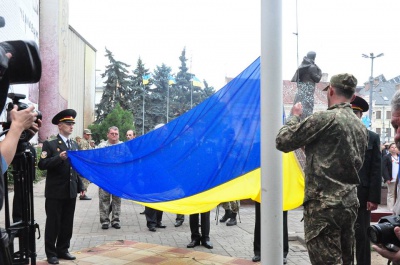 Державний прапор у Чернівцях піднімали діти загиблого бійця АТО (ФОТО)