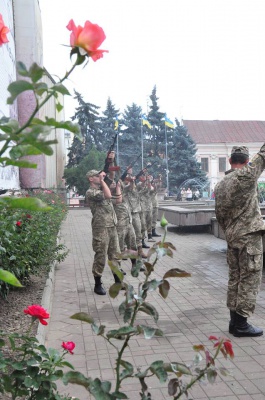 Державний прапор у Чернівцях піднімали діти загиблого бійця АТО (ФОТО)